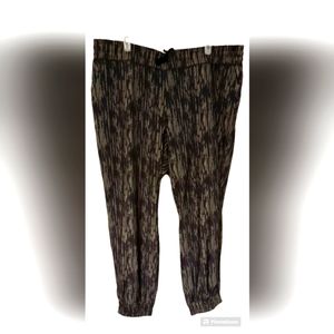 32 Degrees Cool Joggers with elastic waist and drawstring